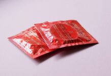 Czy 13 latkowi sprzedadzą prezerwatywy?